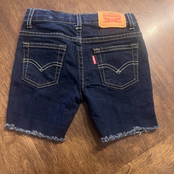 Boys 2T Levi denim shorts - Picture 2 of 3